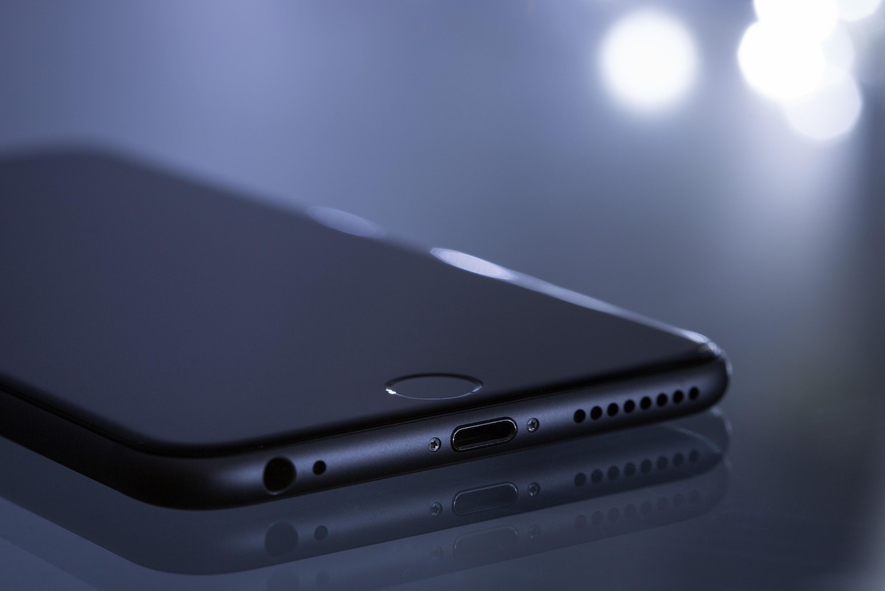 Ładowanie indukcyjne telefonu – na czym polega?