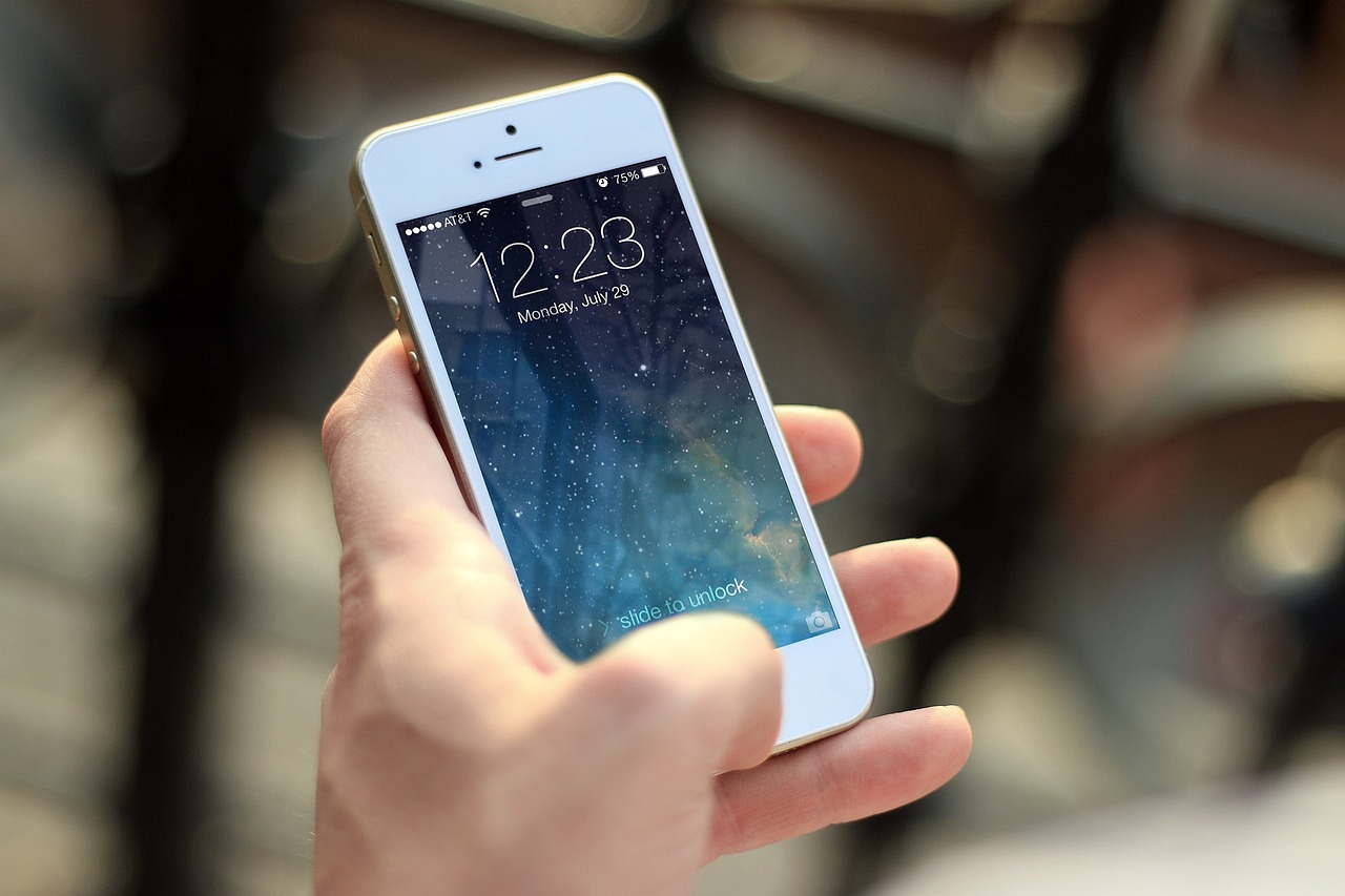 Folia czy szkło na telefon - co najlepiej ochroni telefon?